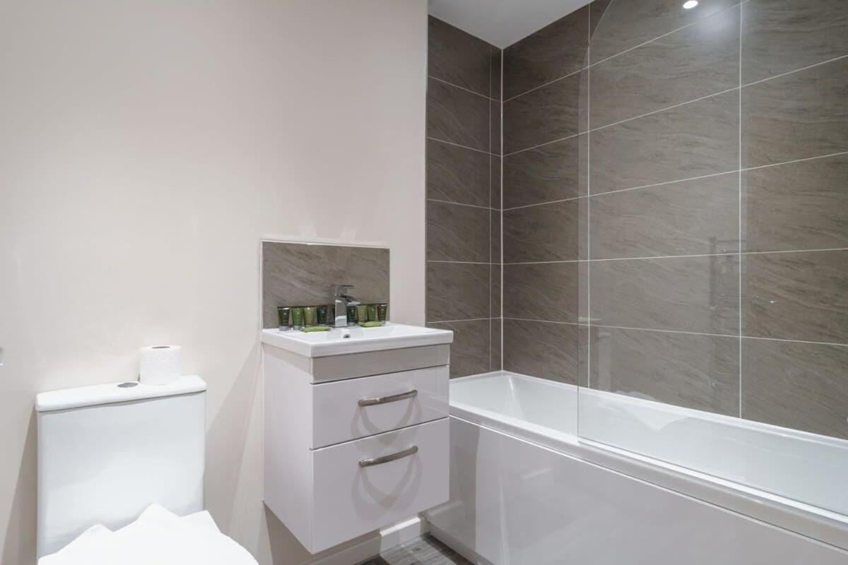 Bright 2 Bed Apartment Manchester - Sleeps 4 Eksteriør billede